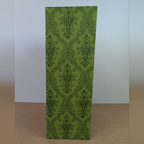 Gucci Gift Box, Green Embossed Patterning - Picture 4 of 16